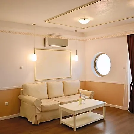 Golden Rainbow Vip Hotel
